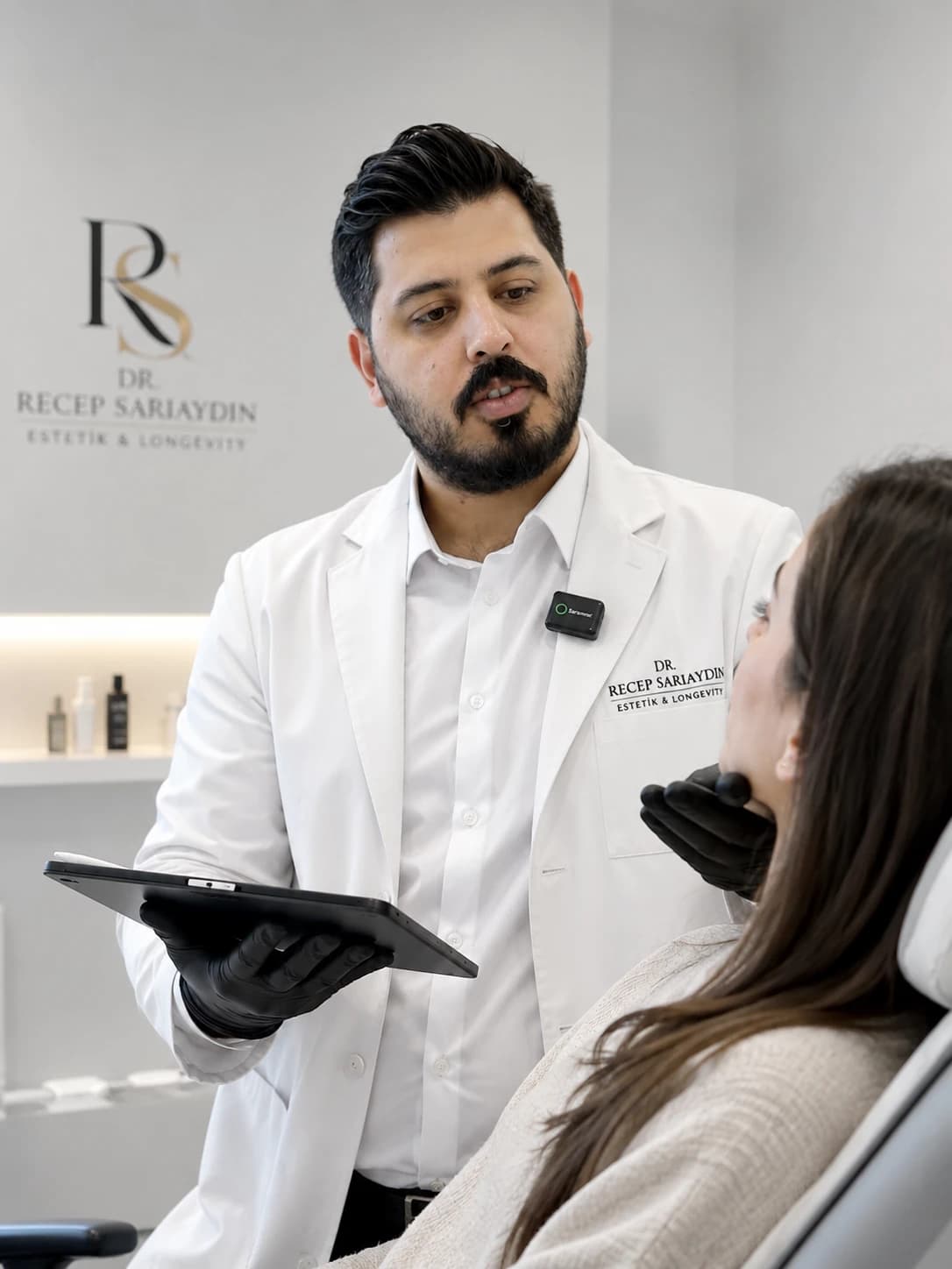 Dr. Recep Sarıaydın klinikte danışan değerlendirmesi sırasında
